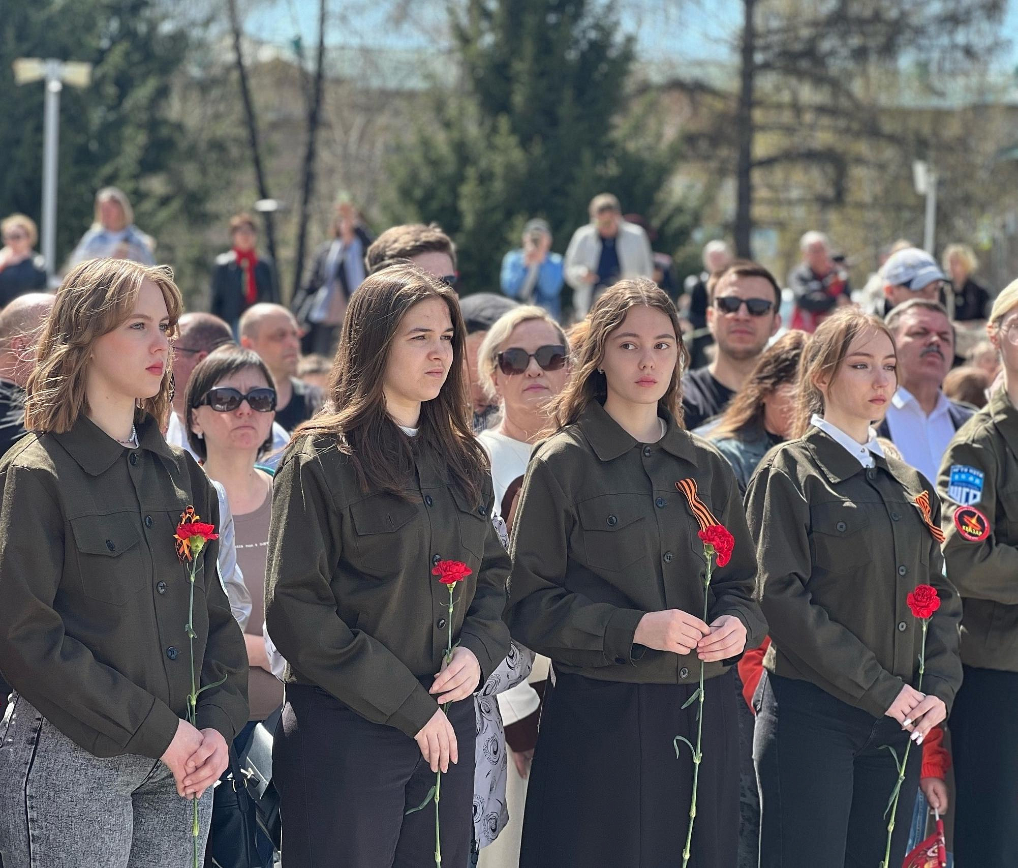 Сотни горожан возложили цветы к Монументу Славы в благодарность за Победу