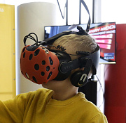 VR-очки и интерактивный пол помогают детям-инвалидам в Новосибирске