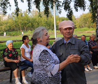 Бабушки всё лето танцуют в парках Новосибирска