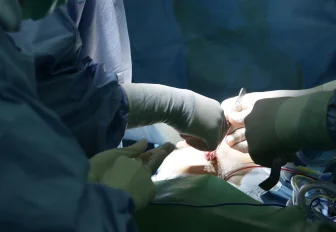 Новосибирские хирурги спасли пациента с помощью уникального протеза аорты